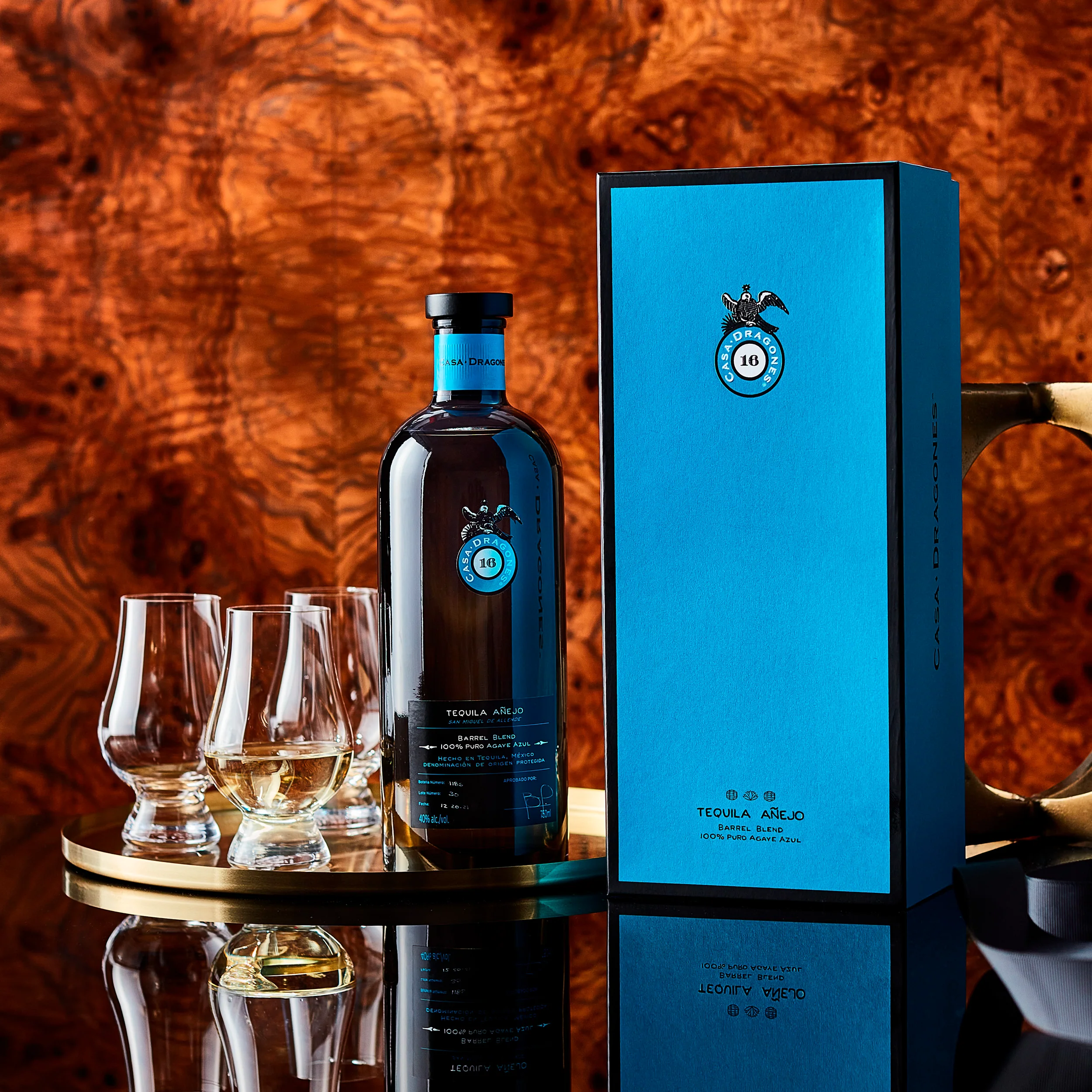Casa Dragones Añejo con copas y estuche de presentación